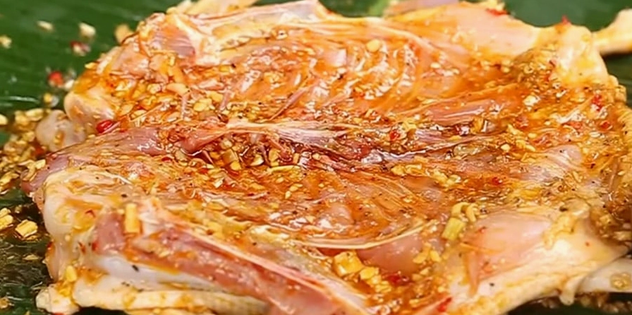 Hình ảnh thao tác xoa đều gia vị lên bề mặt thịt vịt trước khi đem nướng