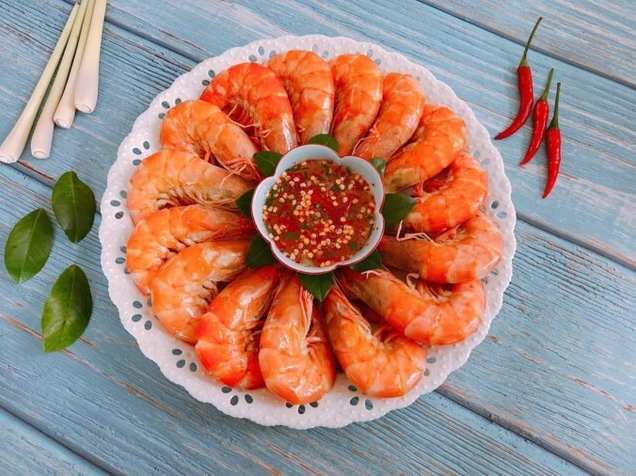 Hình ảnh tôm luộc chín đỏ au không dùng hành gừng