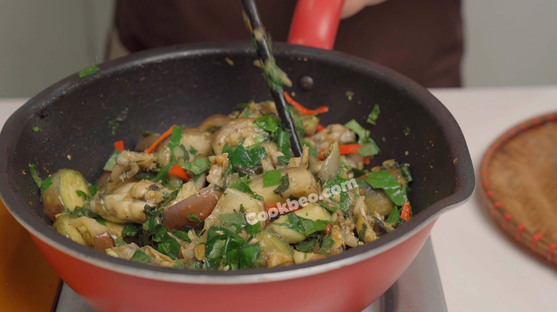 Hoàn thiện món ếch xào cà tím trên chảo nóng hổi