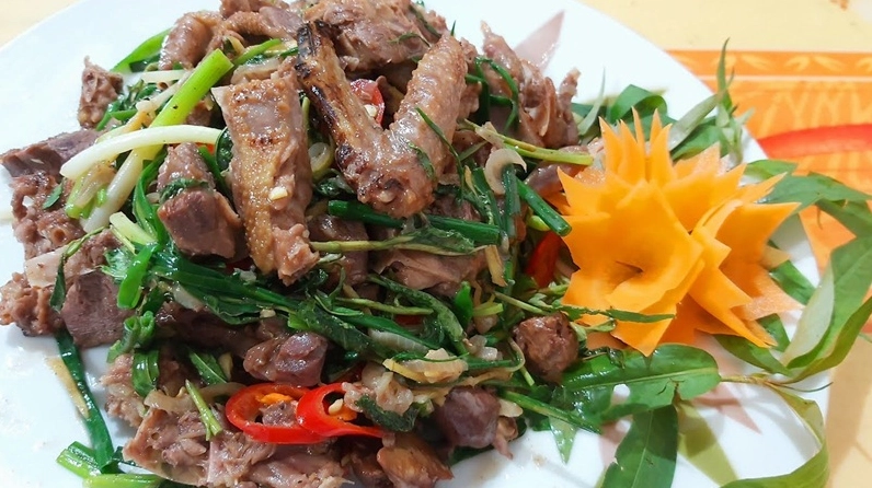 Hoàn thiện và trình bày đĩa bồ câu rang muối ra bàn tiệc