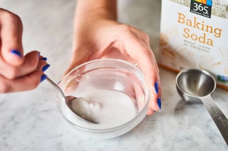 Hỗn hợp baking soda và oxy già sẽ là bộ đôi hoàn hảo giúp khử trùng và làm sạch vết ố do sử dụng thớt lâu ngày