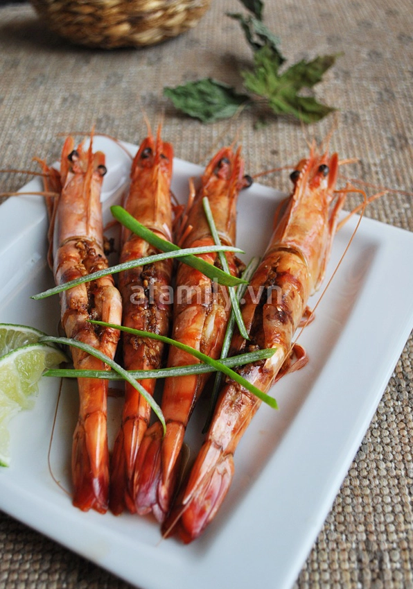 Hỗn hợp nước sốt xì dầu dầu hào óng ánh đang được đun sôi trên chảo