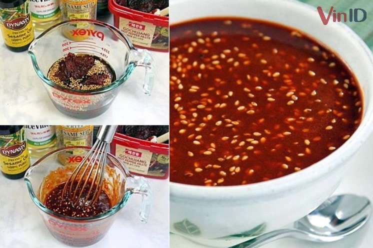 Hỗn hợp xốt cay ngọt đặc sánh đang được đun trên chảo
