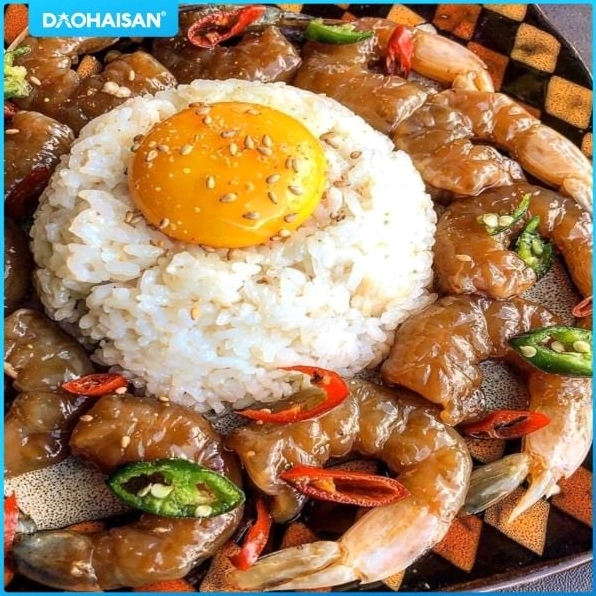 Hộp tôm ngâm tương với vài lát chanh và ớt trông vô cùng bắt mắt