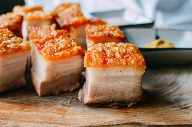 Hướng dẫn cách làm heo quay bằng lò nướng hấp dẫn giòn tan tại nhà