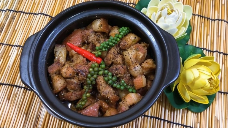 Hướng dẫn cách làm thịt kho tiêu xanh đậm đà đưa cơm cho bữa tối