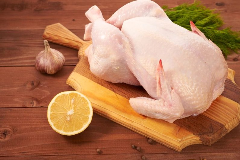 Hướng dẫn chọn thịt gà ta ngon có màu hồng nhạt tự nhiên và độ đàn hồi tốt