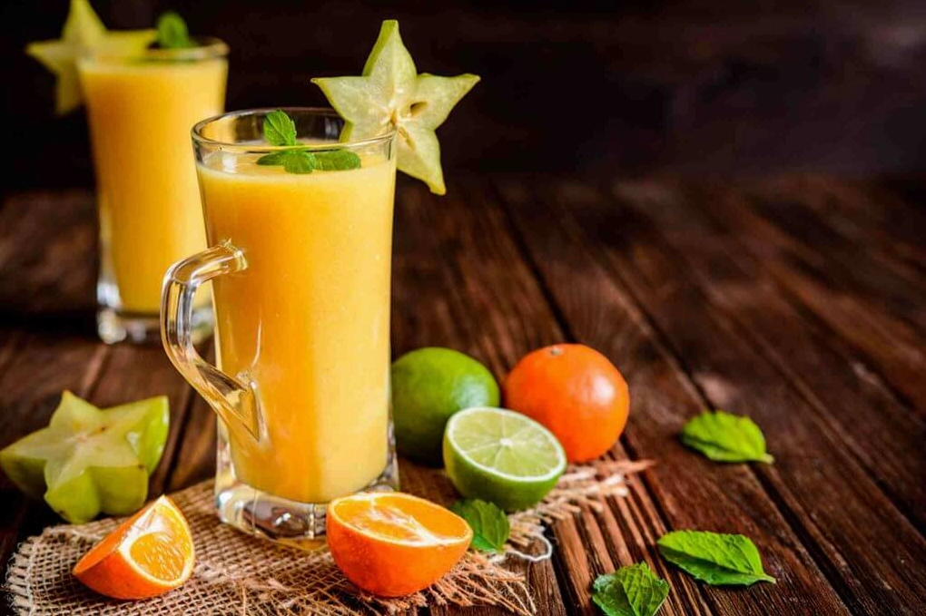 Khế được cắt thành từng lát hình ngôi sao đẹp mắt chuẩn bị đưa vào máy ép