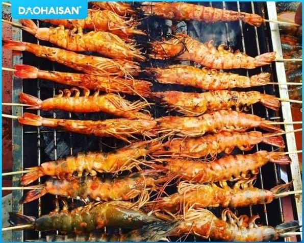 Khi nướng nhớ trở vỉ đều để tôm không bị khô cháy