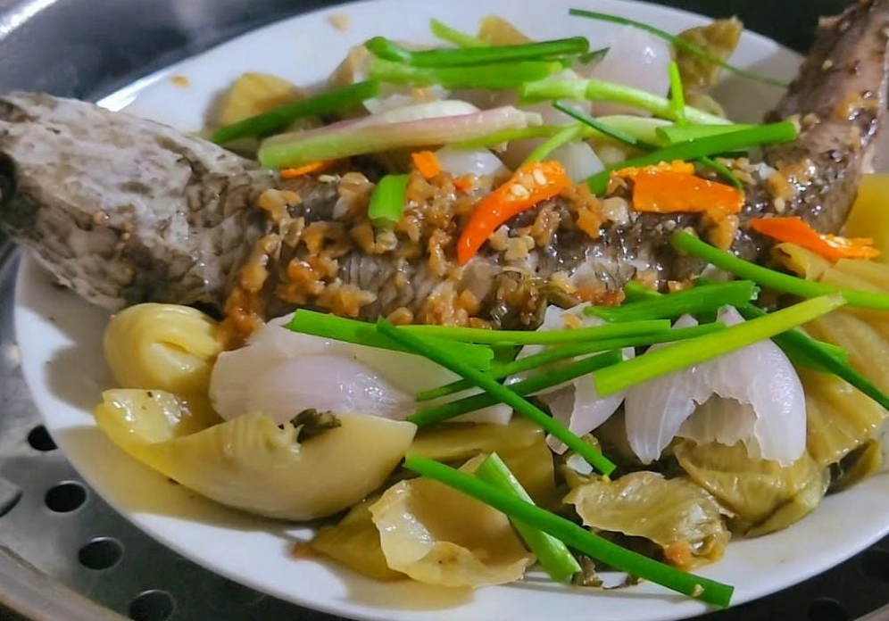 Khứa những đường chéo trên thân cá lóc để ướp gia vị