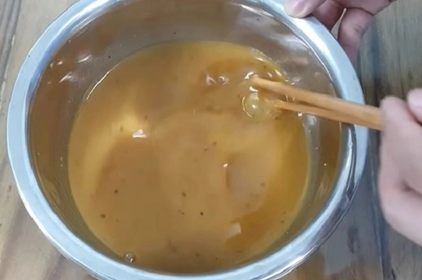 Khuấy nhẹ tay và lọc qua rây để hỗn hợp trứng dẻo mịn không bọt khí