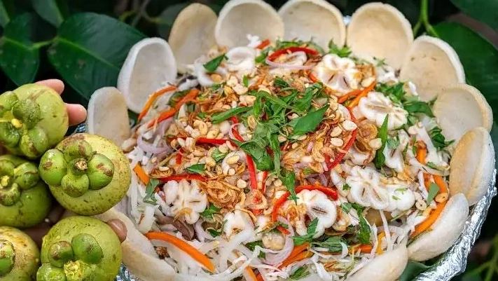 Khuấy tan đường với nước mắm và nước ấm tạo độ sánh kẹo