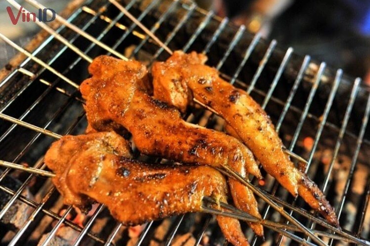 Kiểm tra độ chín của gà nướng qua màu sắc da bên ngoài