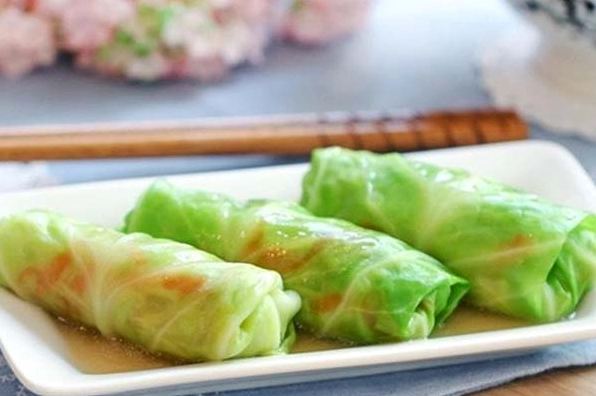 Lá bắp cải được chần mềm chuẩn bị cuộn thịt