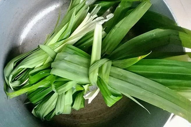 Lá dứa tươi xanh mướt dùng để hấp tôm