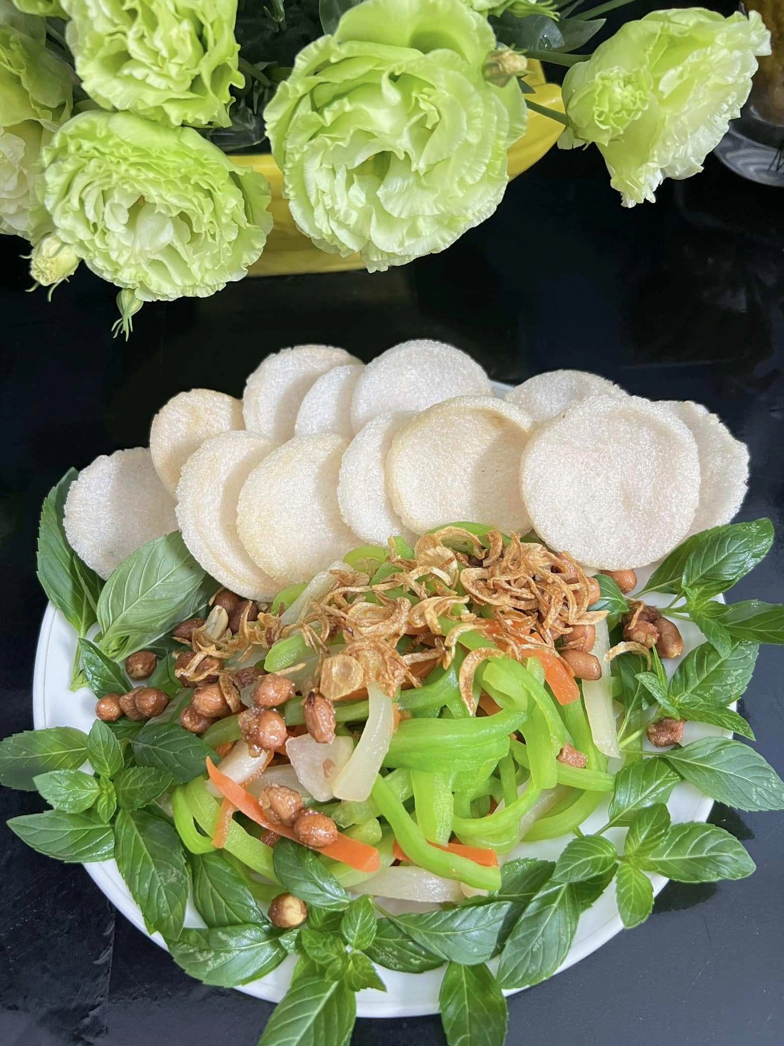Lặc lè sau khi rửa sạch chuẩn bị cho vào nồi luộc