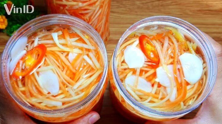 Làm đồ chua ăn kèm với bánh khọt