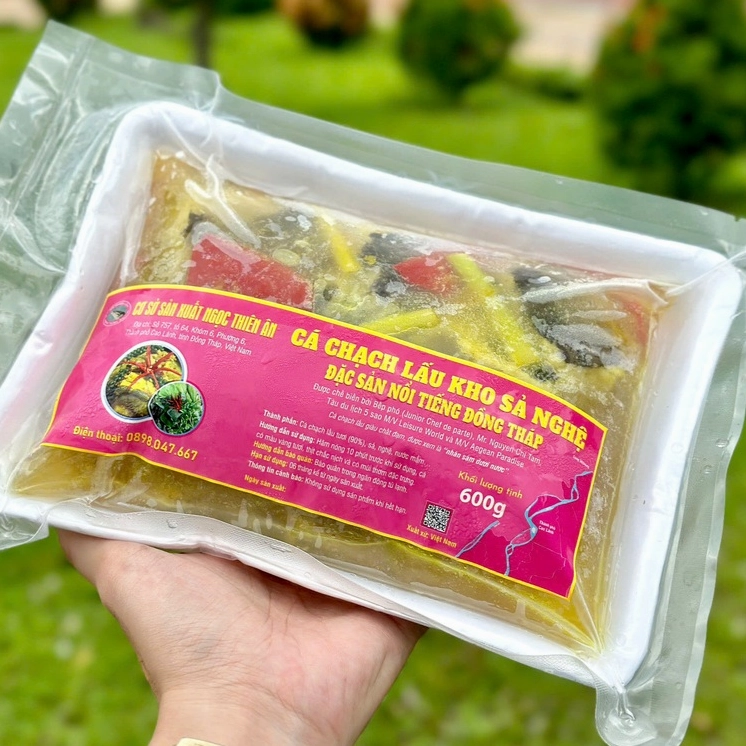 Làm sạch cá chạch kỹ lưỡng để loại bỏ hoàn toàn mùi tanh và độ nhớt