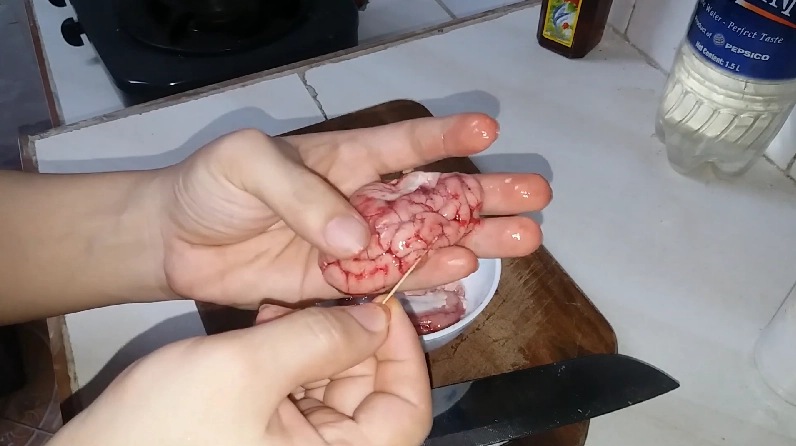 Làm sạch óc dê cẩn thận để loại bỏ mùi tanh
