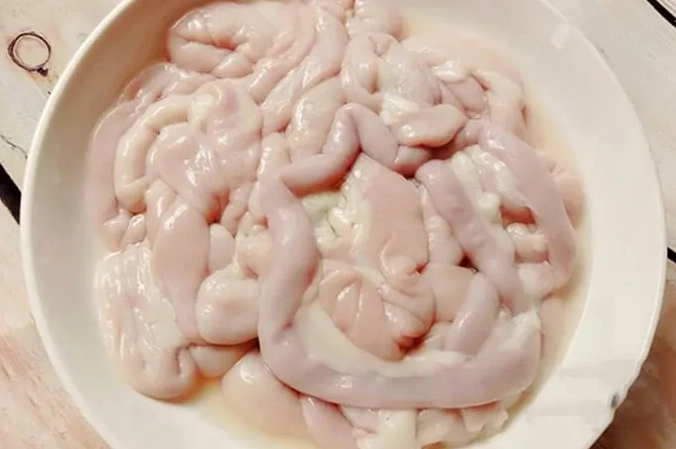 Lòng lợn tươi ngon được chuẩn bị để xào cùng dưa chua
