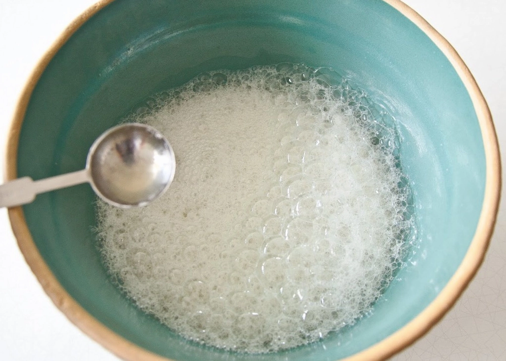 Lòng trắng trứng bắt đầu nổi bọt trắng mịn