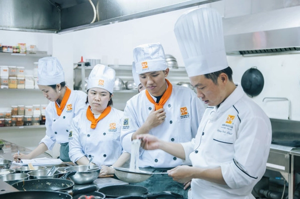 Lớp học hướng dẫn cách nấu nước lèo hủ tiếu gõ thơm ngon