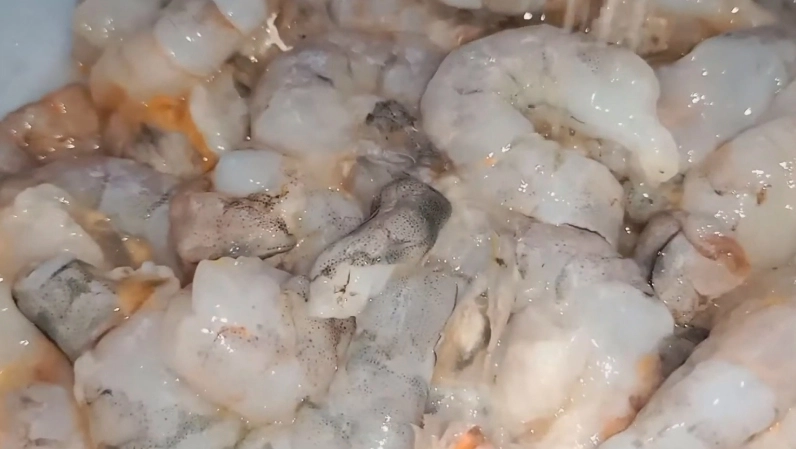 Lột vỏ và rửa sạch tôm tươi chuẩn bị xào