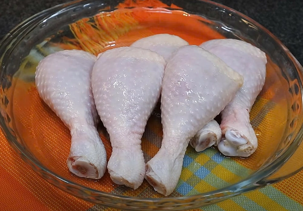 Lựa chọn đùi gà tươi ngon với phần da sáng màu không có mùi lạ