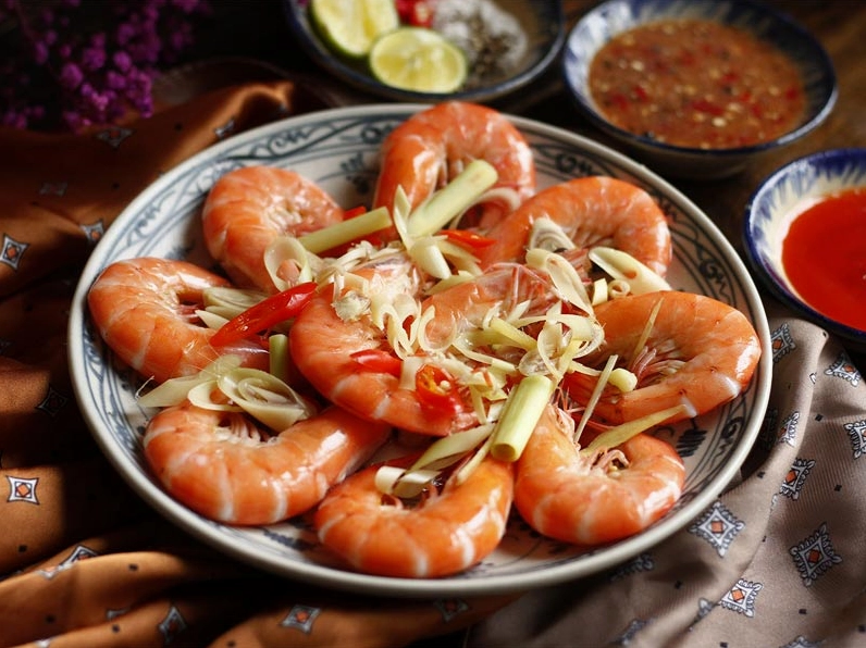 Lựa chọn tôm tươi ngon là yếu tố quyết định độ ngon của món cháo
