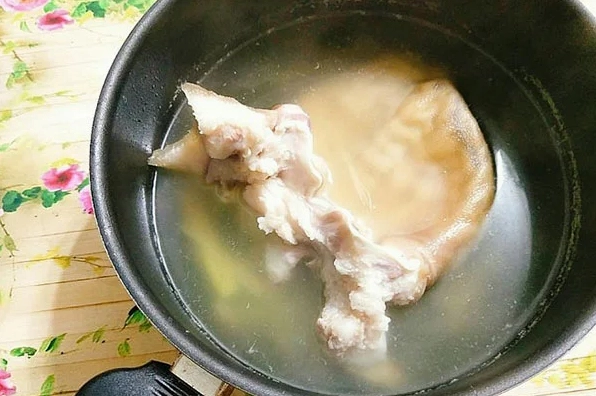 Luộc tai heo với gừng và hành tím để khử mùi hôi
