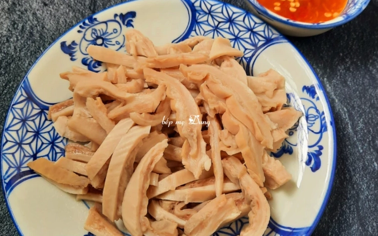 Luộc thịt heo chín tới cùng với gừng và hành