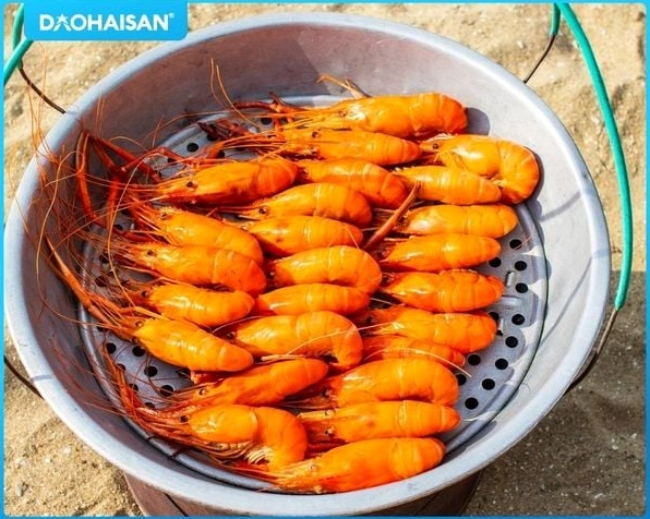 Luộc tôm với gừng và rượu trắng