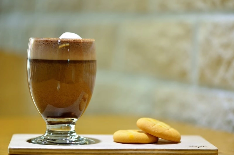 Ly cacao nóng hoàn chỉnh được trang trí đẹp mắt sẵn sàng phục vụ