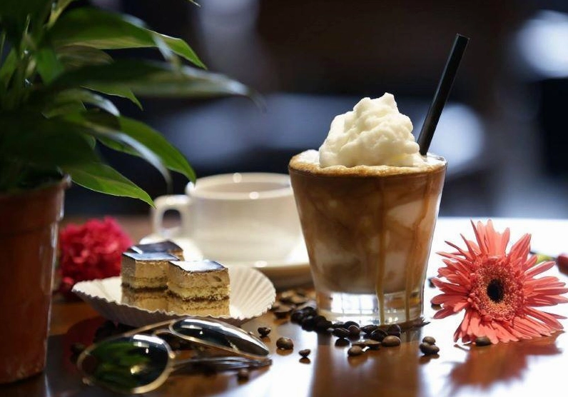 Ly cafe nước cốt dừa được trang trí bắt mắt và vô cùng hấp dẫn