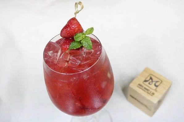 Ly mocktail dâu tây với màu đỏ quyến rũ