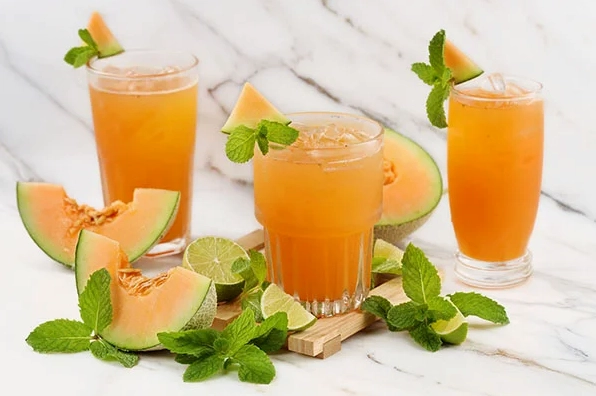 Ly nước ép dưa lưới màu cam bắt mắt hấp dẫn người nhìn