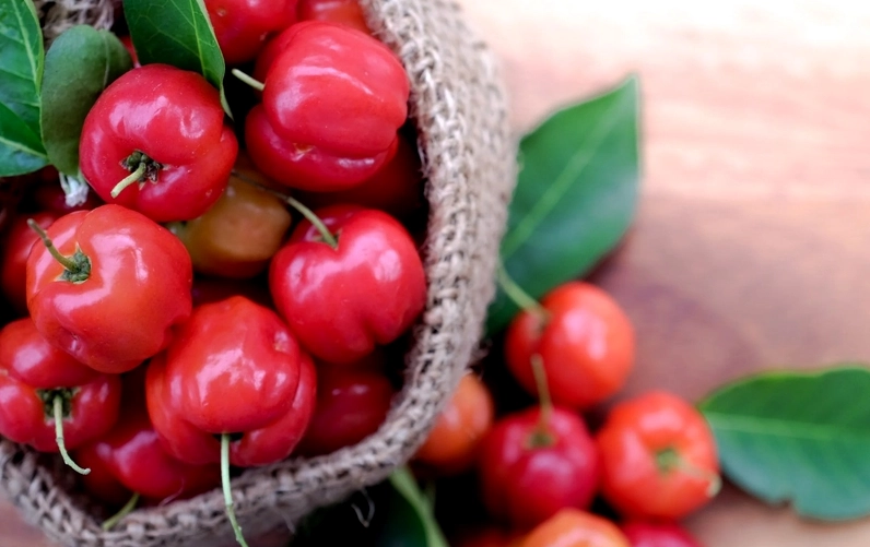 Ly nước ép sơ ri thơm ngon hấp dẫn được trình bày đẹp mắt