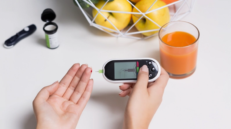 Ly nước ép táo vàng ươm hấp dẫn không bị thâm đen