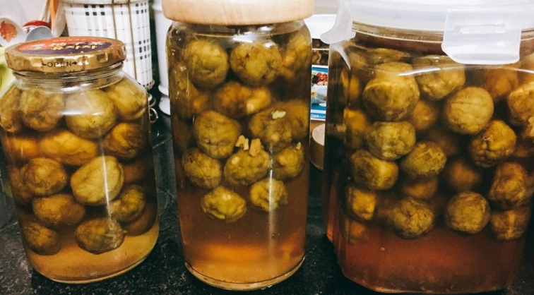 Ly nước sấu ngâm đá chua ngọt giải nhiệt mùa hè