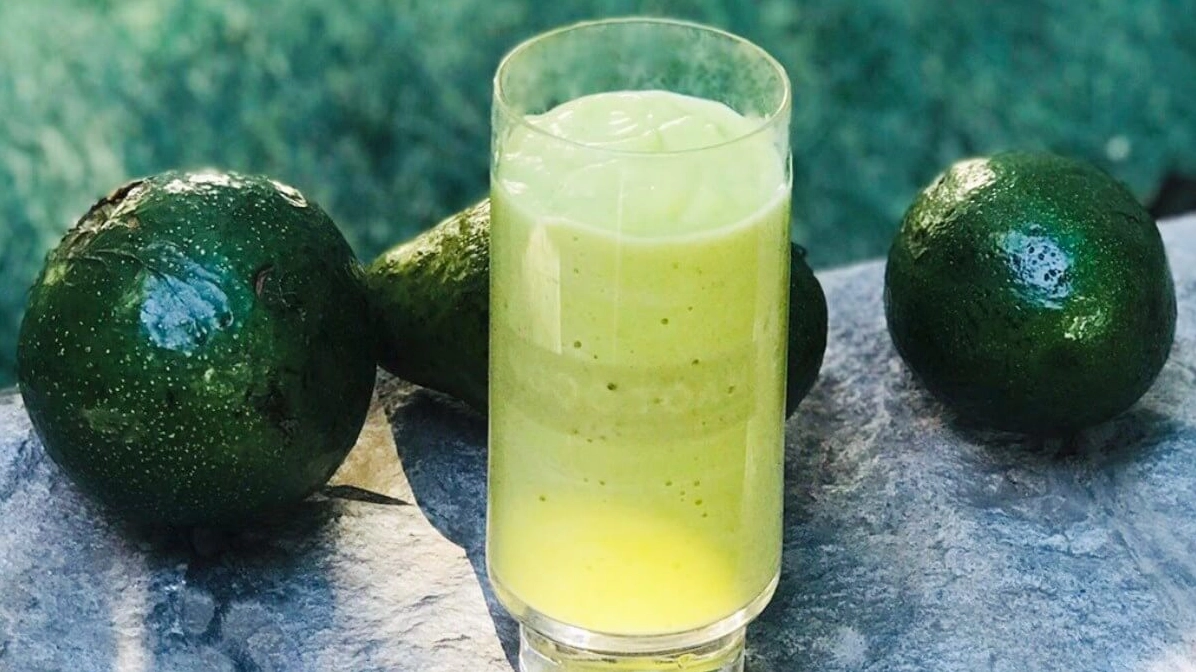 Ly sinh tố bơ thơm ngon hấp dẫn với màu xanh ngọc bích