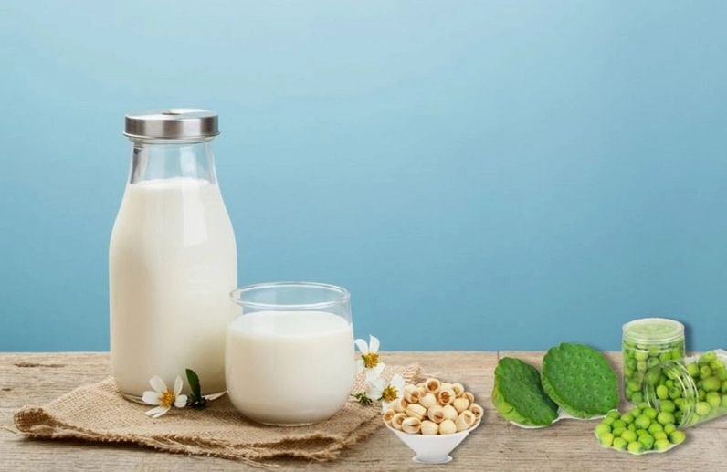 Ly sữa hạt sen thơm ngon giàu dinh dưỡng với màu sắc bắt mắt