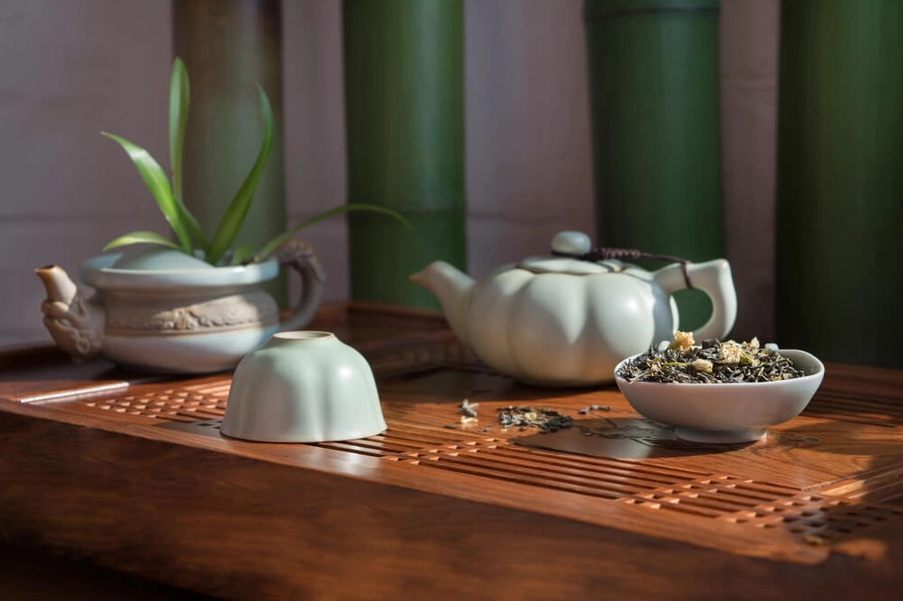 Ly trà hoa nhài thanh mát với màu nước trà vàng óng ả tuyệt đẹp