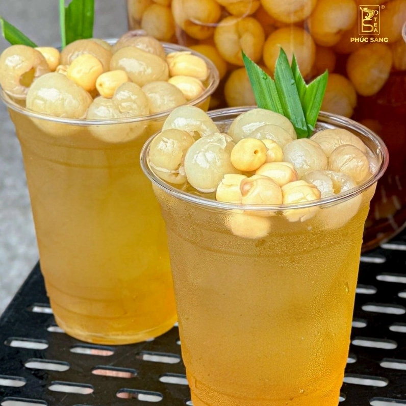 Ly trà nhãn sen thanh mát với màu vàng ươm đẹp mắt