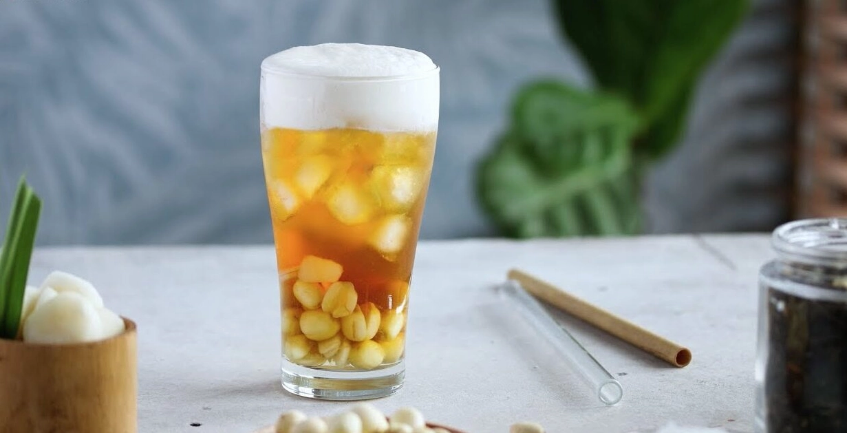 Ly trà sen vàng thơm ngon hấp dẫn với lớp kem macchiato béo ngậy bên trên