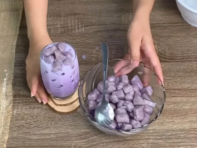 Ly trà sữa khoai môn béo ngậy hấp dẫn được trang trí vô cùng đẹp mắt