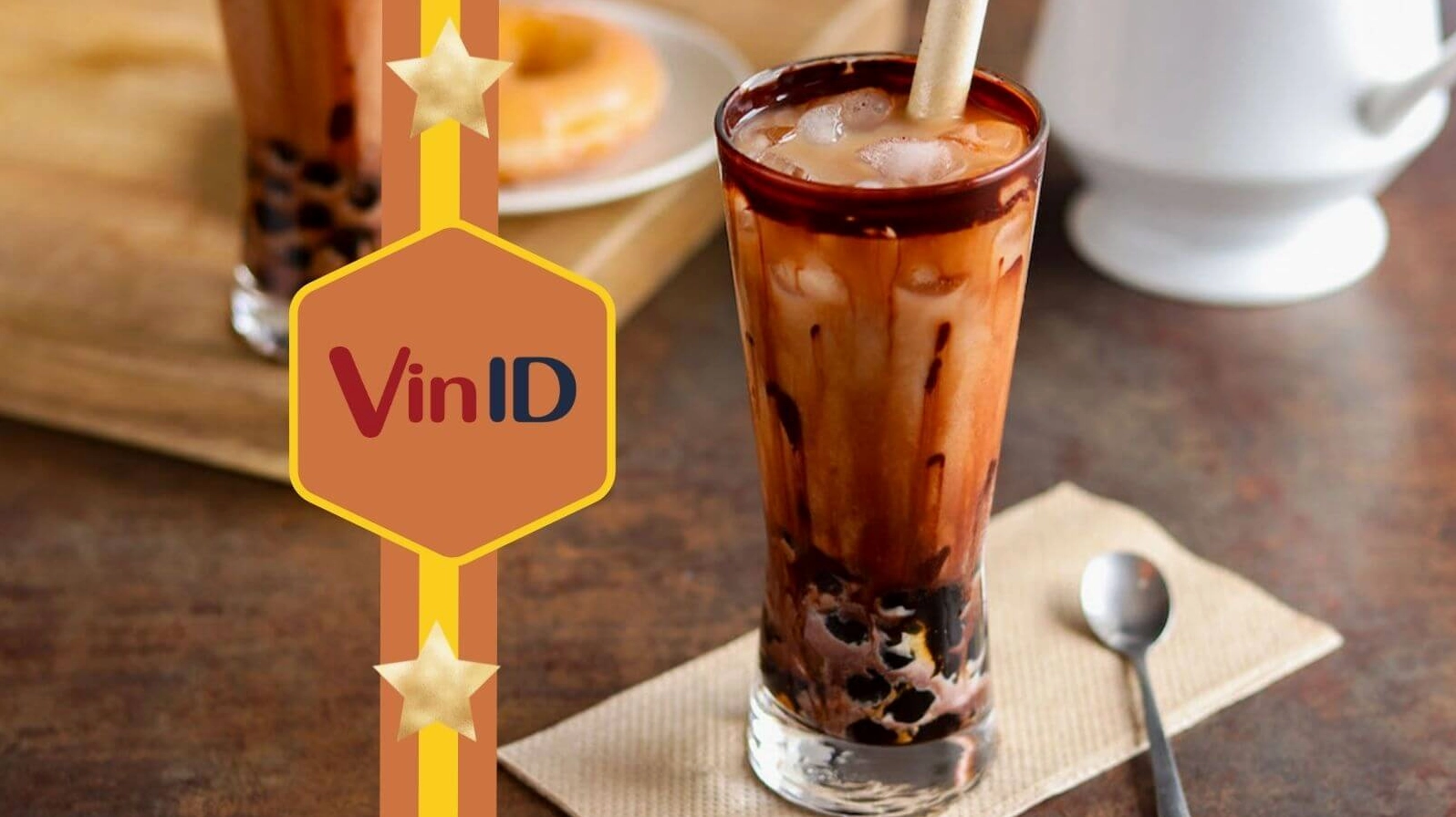 Ly trà sữa socola hoàn chỉnh với lớp xốt socola trang trí thành ly đầy nghệ thuật