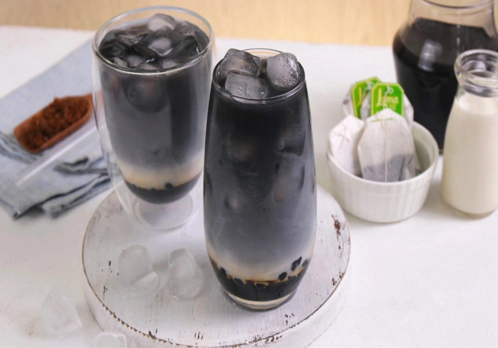 Ly trà sữa than tre hoàn thiện với màu sắc bắt mắt và lớp bọt mịn màng