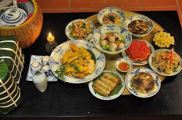 Mâm cỗ ngày Tết miền Bắc với bát canh mọc nấm hương ở vị trí trung tâm