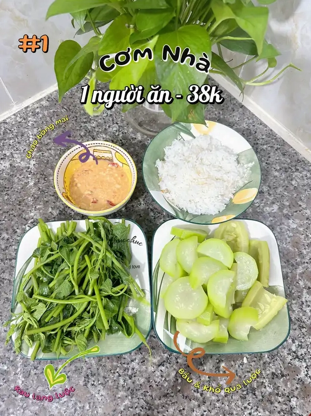 Mâm cơm gia đình đơn giản với cơm trắng, bầu luộc, rau luộc và bát chao đậm đà