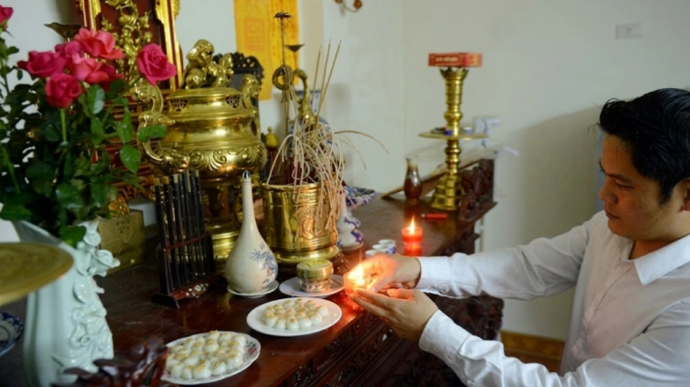 Mâm cơm gia đình với nhiều món ăn truyền thống ngon miệng
